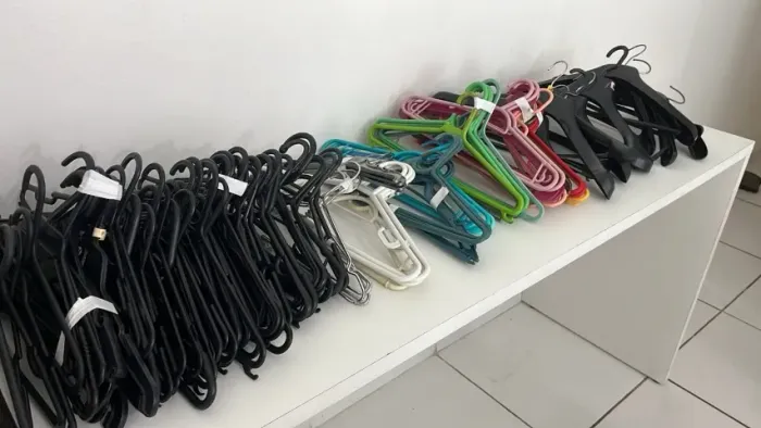 Cabides plástico, ferro ou para lojas