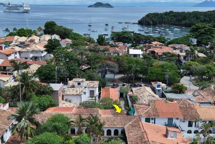 Duplex à Venda no Condomínio Village de Búzios  Frente à Praça dos Ossos a 100 metros da P