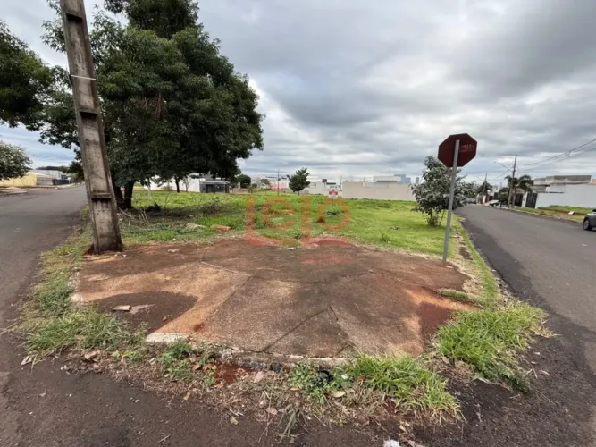 TERRENO DE ESQUINA NO ALTO DO LOTEAMENTO BOM JARDIM