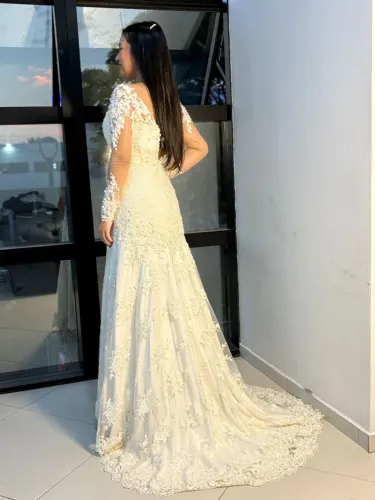 Vestido de Noiva com Pedrarias Lindo e Elegante - R$ 1.500