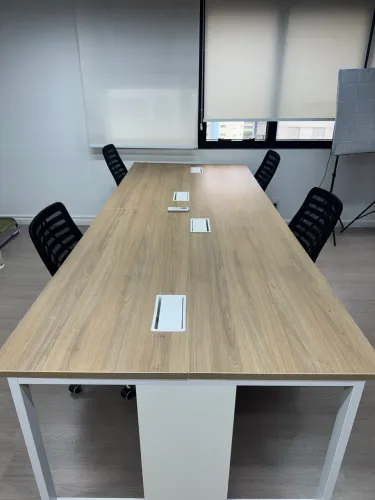 Mesa de escritório com 4 cadeiras e gaveteiro. 3m por 1,2m.