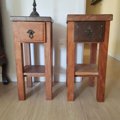 Criados mudos vintage em madeira maciça