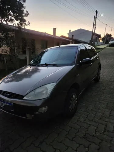 Ford Focus 1.8 16V 5P 2001