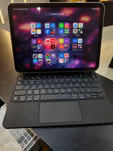 iPad 10 Excelente com Teclado retroiluminado. 