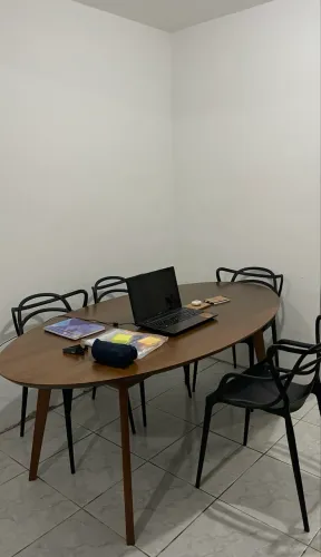 Mesa madeira / 4 cadeiras inclusas