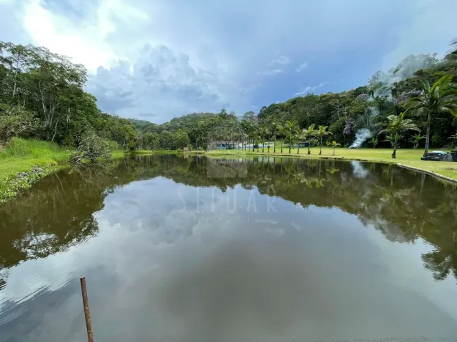 Sítio Cinematográfico com Lagos, Lazer e Natureza Exuberante