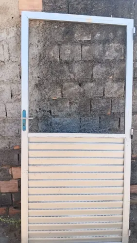 Vende-se porta de alumínio