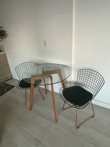 Mesa e cadeiras
