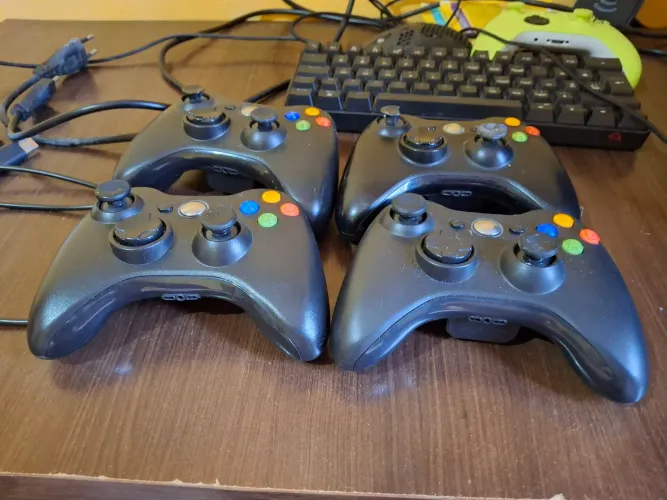 4 controles de xbox 360 por 250
