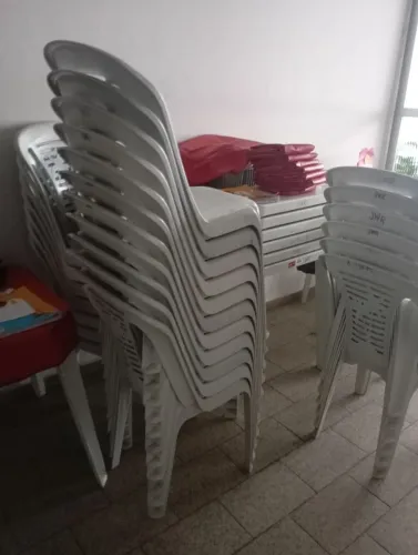 8 jogos de mesas 200 reais cada.