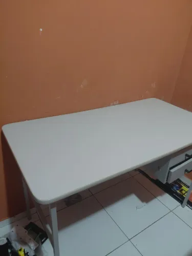 Mesa com duas gavetas pe de ferro