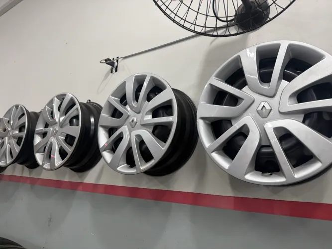 Jogo de rodas aro 15 Renault usadas com calotas