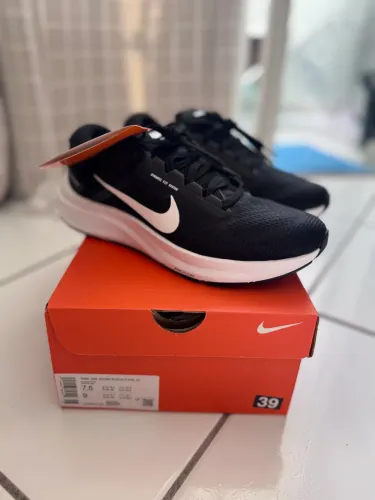 Nike Structure 24