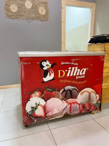 Ilha de açaí e balcão de guloseimas 