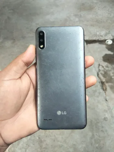 2 celular por 320 um e a película trincado e o outro e a tela msm