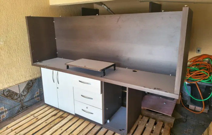 Mesa em MDF formato L, ideal para escritório ou home office<br>? Acompanha armário + gavetas