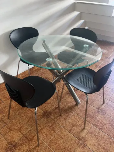 Mesa com tampo de vidro e 4 cadeiras