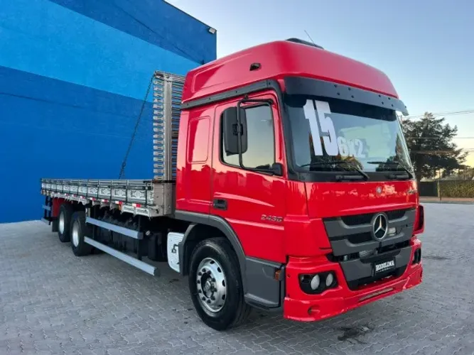 Caminhão Mercedes Benz Atego 2430 6x2 ano 2015/15 Grade Baixa