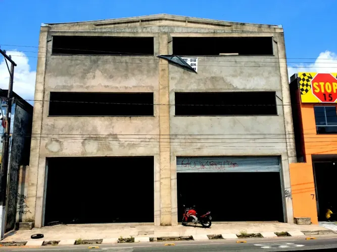 Lene Pegado Aluga Galpão de 3 Andares com 1.950 m² na Av Independência Parque Verde