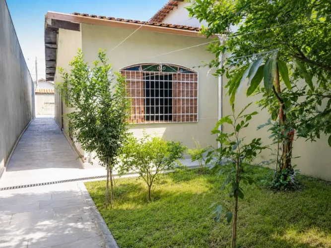 Casa à venda no Vera Cruz em Mongaguá | Lado morro | 2 quartos | suíte | quintal | churras
