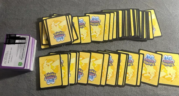 Lote de 206 códigos Pokémon TCG Live (coleções variadas)