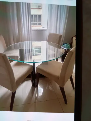 Mesa de vidro com 4 cadeiras.