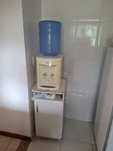 Bebedouro eletro usando +2 aerio+fogão +mesa duas cadeiras +armário e pia
