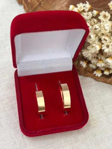 Par de aliança de ouro 18k semi-novo, aceito pagamento em cartão. Nota fiscal e garantia.
