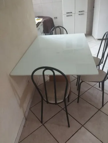 Mesa tampo de vidro com 4 cadeiras 