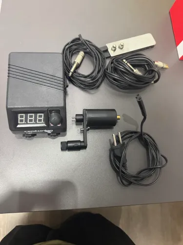 Kit Máquina de tatuagem rotativa para iniciantes. Contém fonte, pedal e conectores.