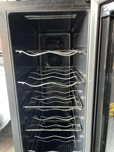 Adega Eletrôlux com defeito no painel