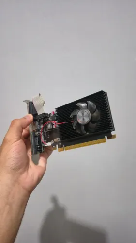 Placa de Vídeo AMD Radeon R5 220 2GB DDR3