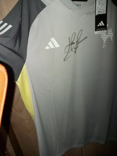 Blusa Adidas autografada pelo Hulck tamanho M
