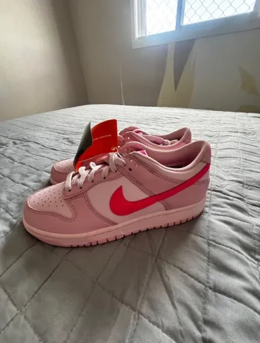 Tênis Nike Dunk Low Triple Rosa