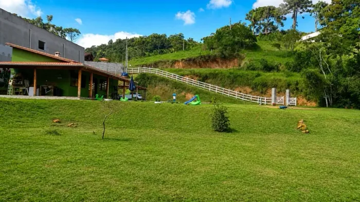 Chácara com 5.700m2, com casa, piscina, e lago quase pronto. Fica apenas 3km da cidade.