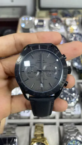 Relógio Speedmaster Omega Movimento Quartzo com tamanho de 44mm