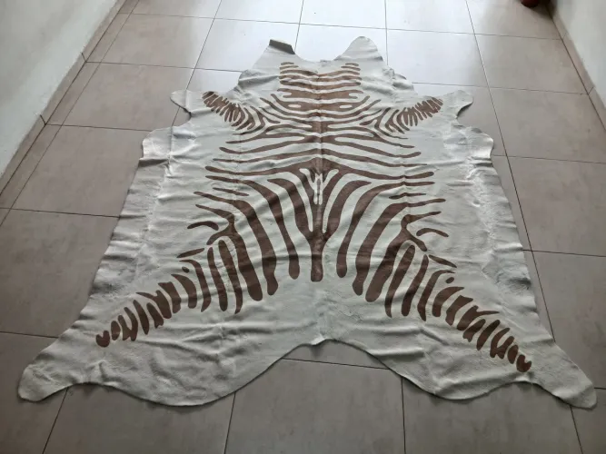Tapete de couro zebrado