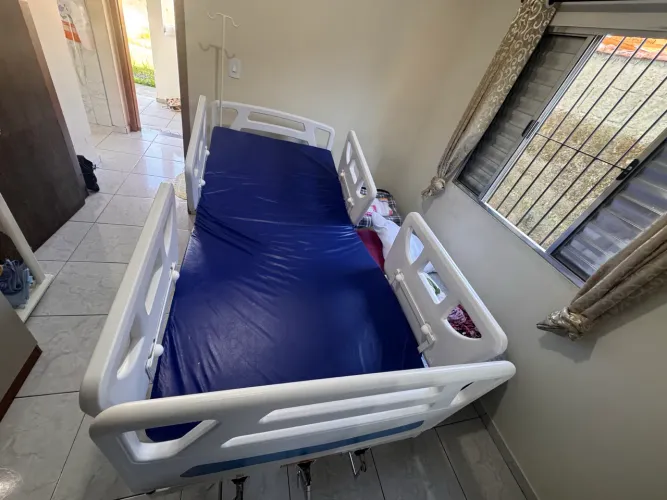 Cama hospitalar semi nova usada 10 dias