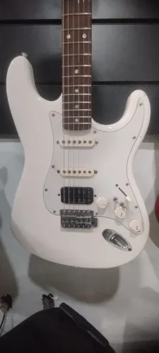 Guitarra Fender Squier Affiniti c/ Humbucker Seymour Duncan na ponte<br>R$ 1.800,00
