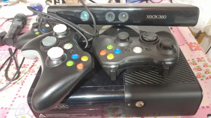 Vendo Xbox 360 usado com 100 jogos destravado. Por apenas 550,00.