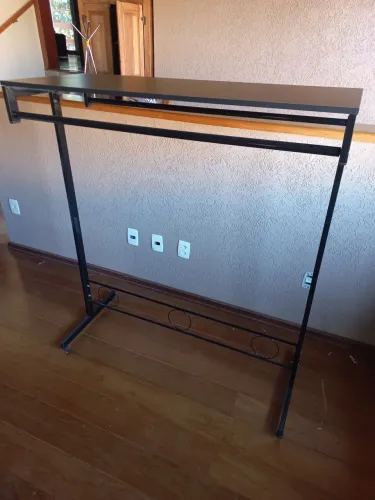 Cabideiro com tampo de MDF