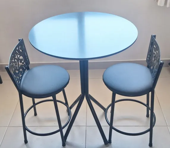 Vendo mesa de 60 cm de diâmetro em mdf com 2 cadeiras
