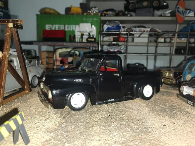 Miniatura F100 1953 rodas de ferro 3D motor Mustang rebaixada girando estercando
