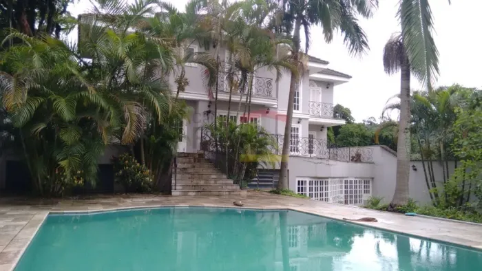 Mansão / Sobrado Estilo Europeu à Venda no Horto Florestal | 4 Suítes, Piscina, Jardim e 8