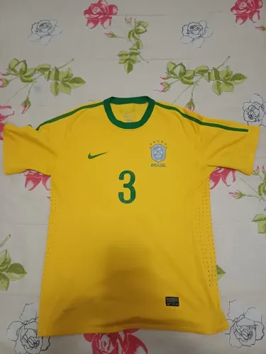 Camisa Seleção Brasileira Nike Copa 2010 tamanho G o símbolo escudo está desbotado