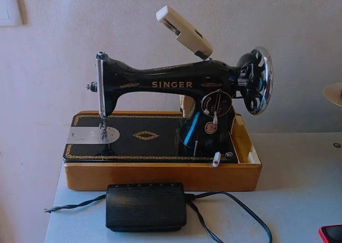 Máquina de costura SINGER modelo antigo pretinha