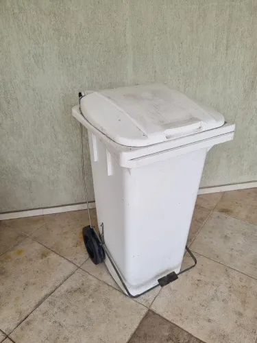 Lixeira 100l com pedal e rodas