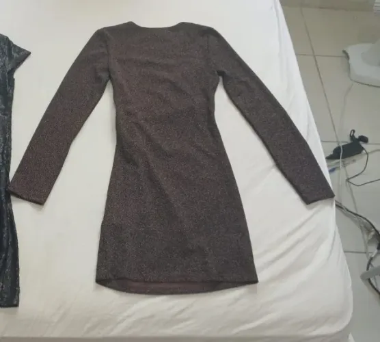 Vestido Curto Manga Longa Marrom com Brilho Lurex (H & M) - Nunca usado.