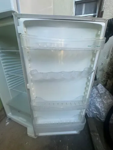 Vende se geladeira