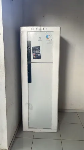 Vende se geladeira